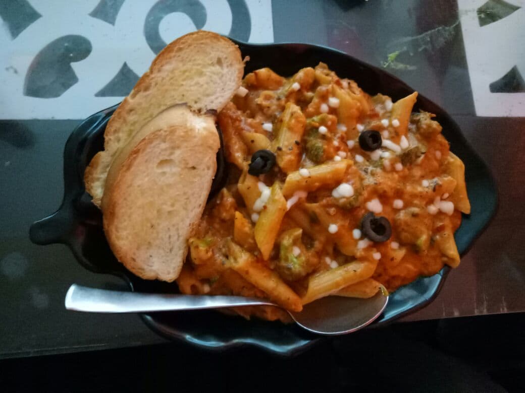 Penne in red sauce with garlic bread